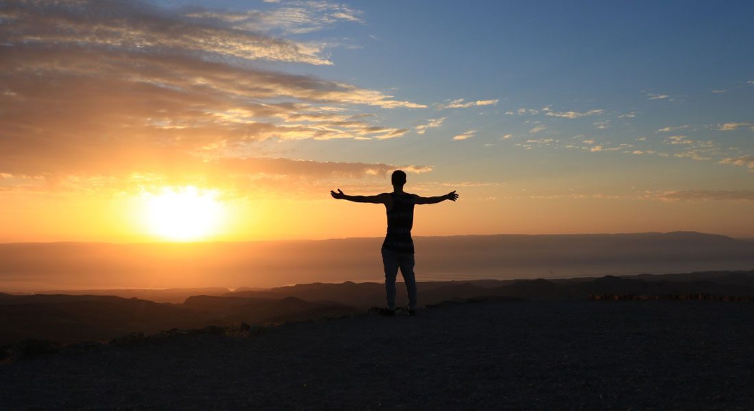 Este gândirea pozitivă cu adevărat un instrument eficient pentru sănătatea mintală sau doar clișeu care riscă să ne îndepărteze de realitate?