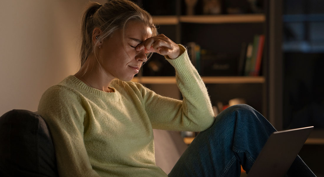 Anxietatea de seară: de ce gândurile devin mai puternice noaptea